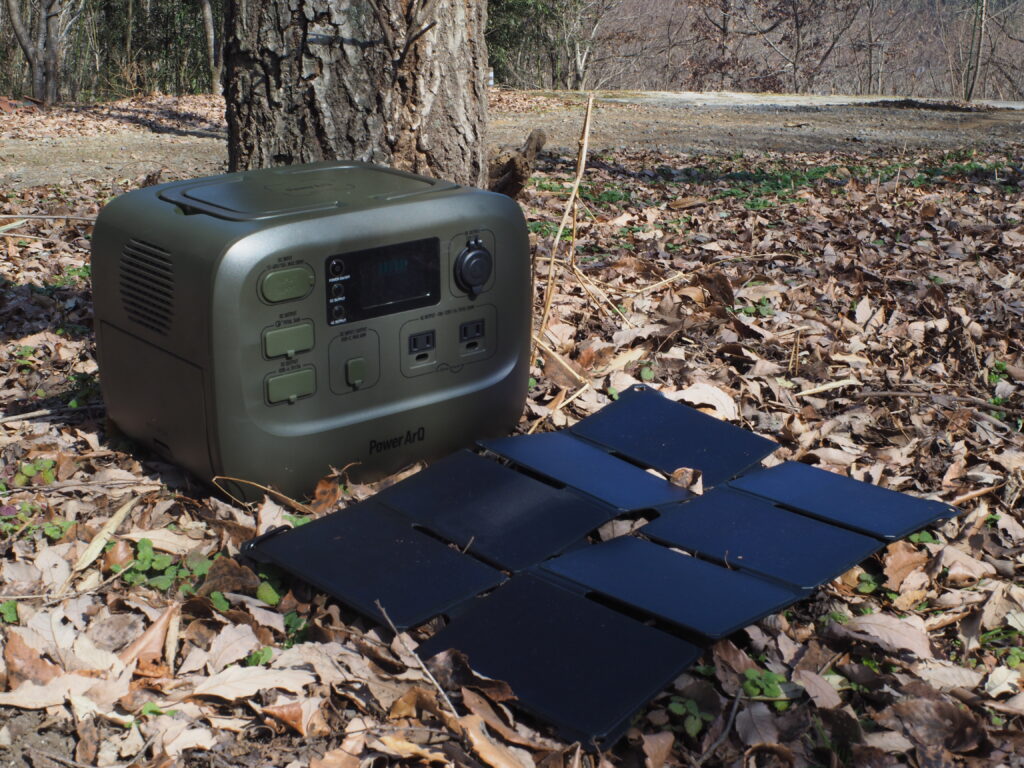 筆者がソーラーパネルで発電し、ポータブル電源を充電しているところ