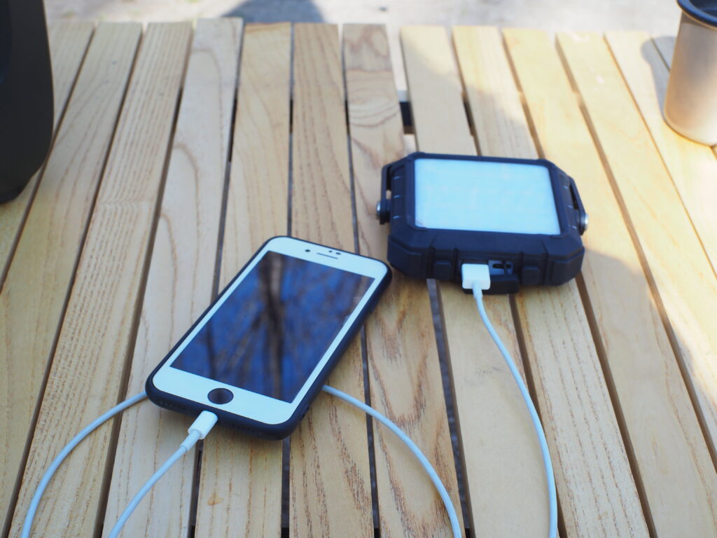 筆者のLEDランタンでスマホを充電しているところ
