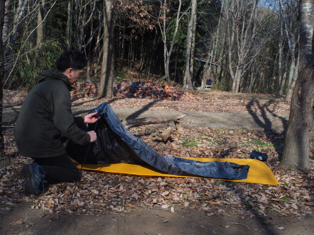 筆者がヘリウムビビィを設営しているところ