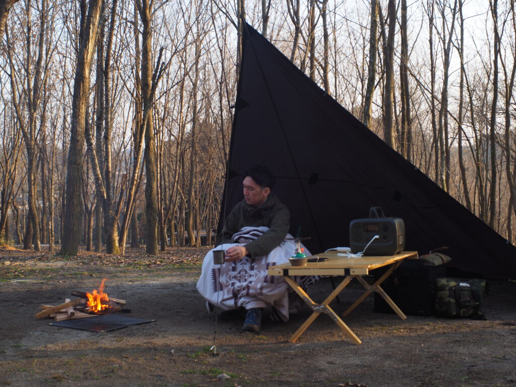 筆者がソロキャンプでポータブル電源をつかっているところ