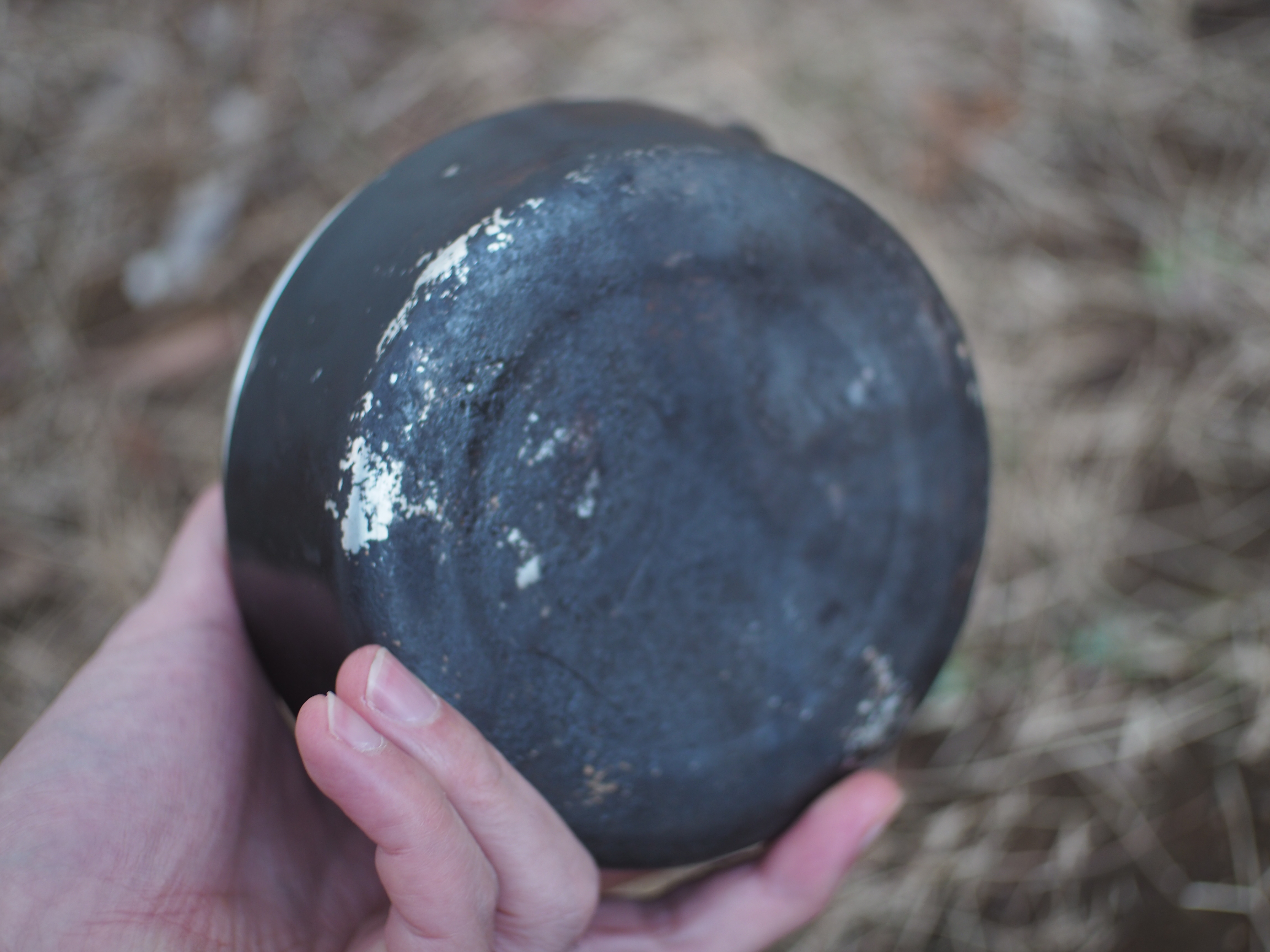 筆者の煤で真っ黒になったクッカー