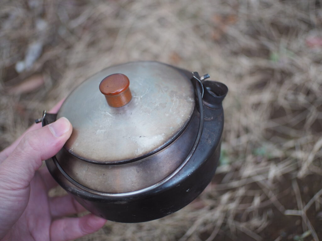 筆者がソロキャンプで、ケトルを使っているところ