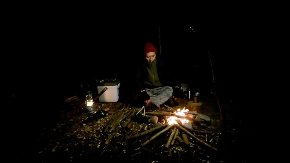 直火のできる野営キャンプ場では、地面に直接焚き火を行うことができます。