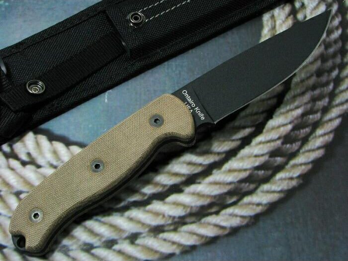 グリップエンドにはランヤードホール(ストラップ穴)がある