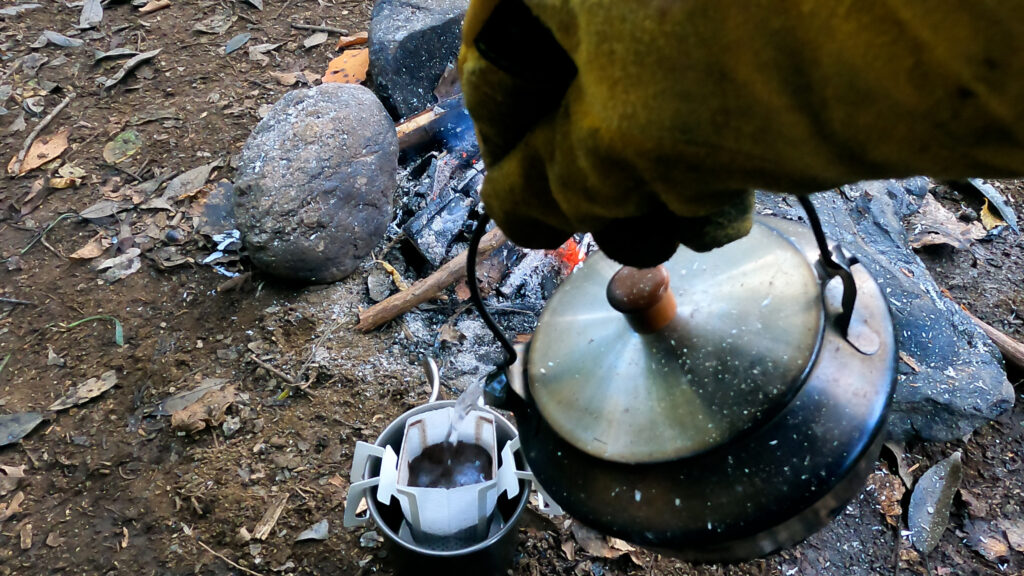 筆者がケトルでお湯を注いでいる。