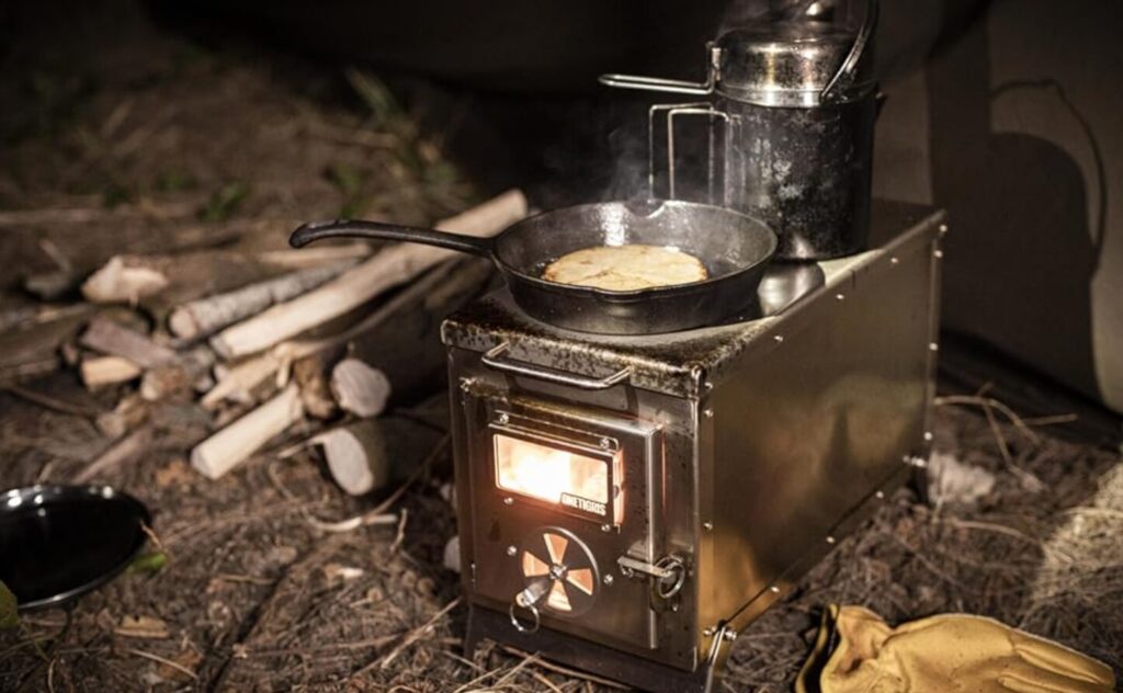 OneTigrisのTIGER ROAR薪ストーブは天板で調理ができる。