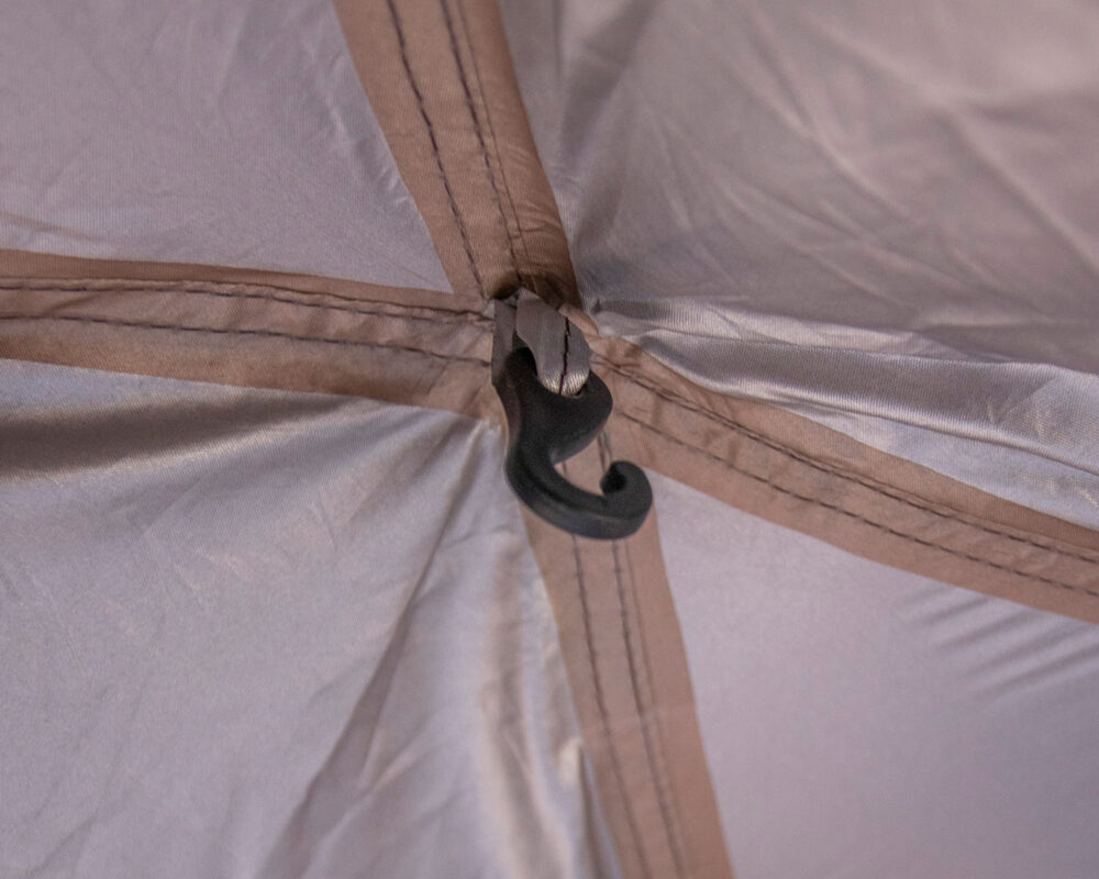 ツーリングテント 120の室内テント上部には、ランタンを吊り下げるフックを完備。