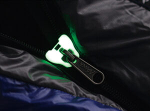 YKKの蓄光機能を付加した、特殊パーツをファスナースライダーへ取り付けています。
