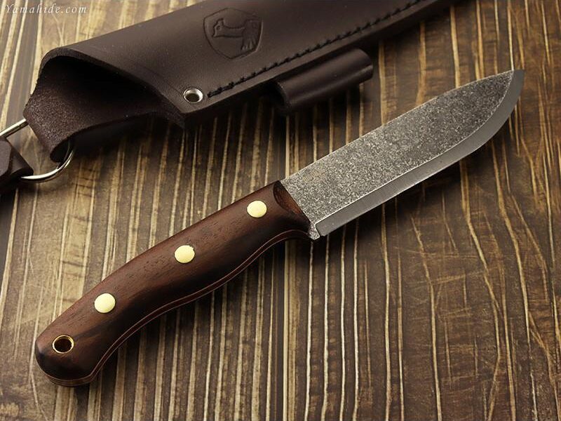 ビソンテ ブッシュクラフトナイフには、高級感のある革シースを付属します。