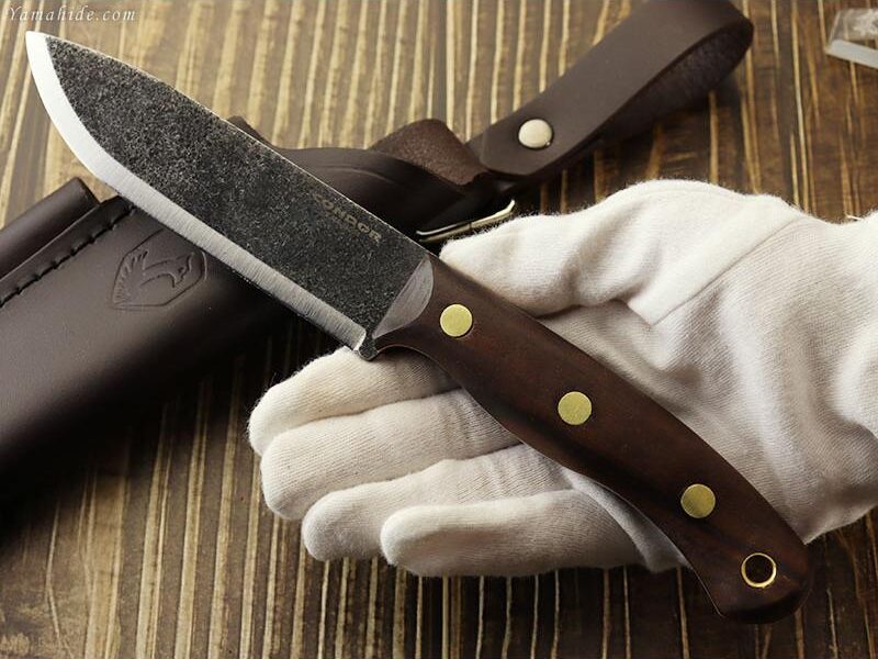 ビソンテ ブッシュクラフトナイフはフルタング構造を採用